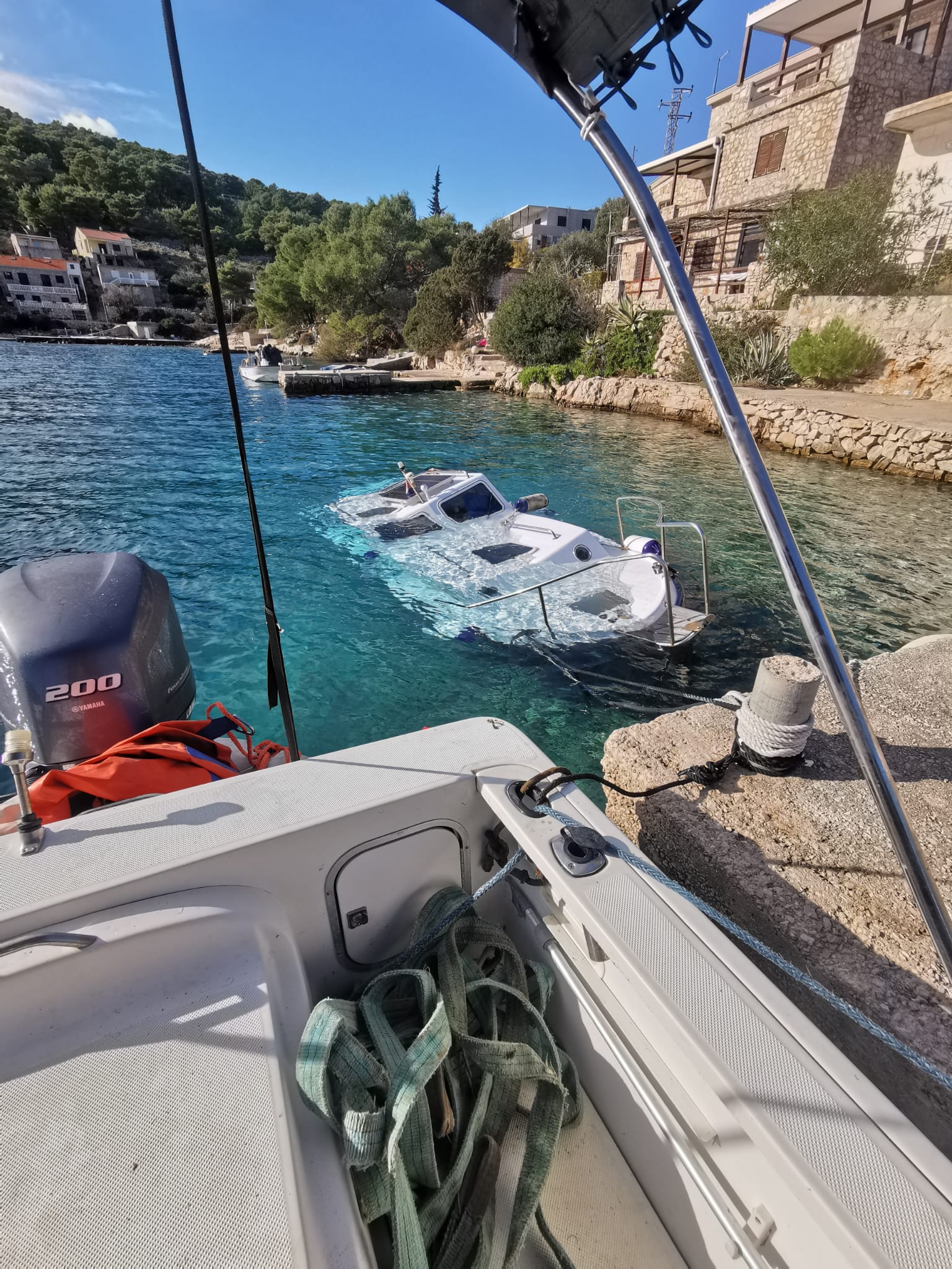 Galerija - Izvlaćenje broda s padobranom (3)